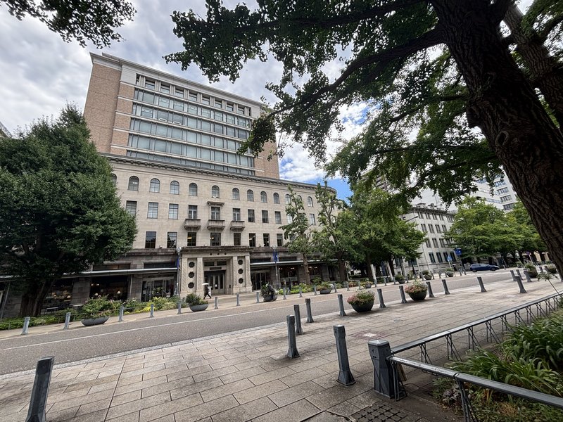 開放的な日本大通りの街並みとビル景観