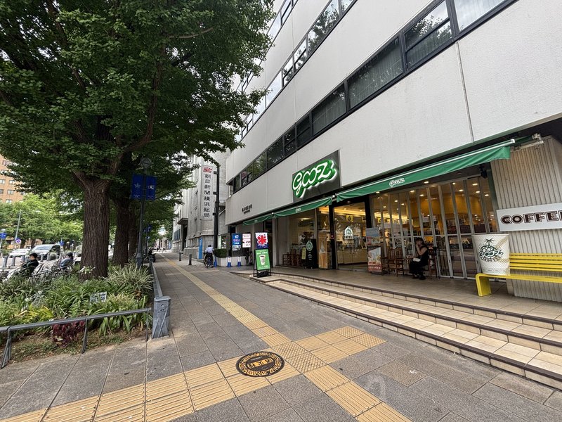 1階の開放的なカフェ・ベーカリー Gooz