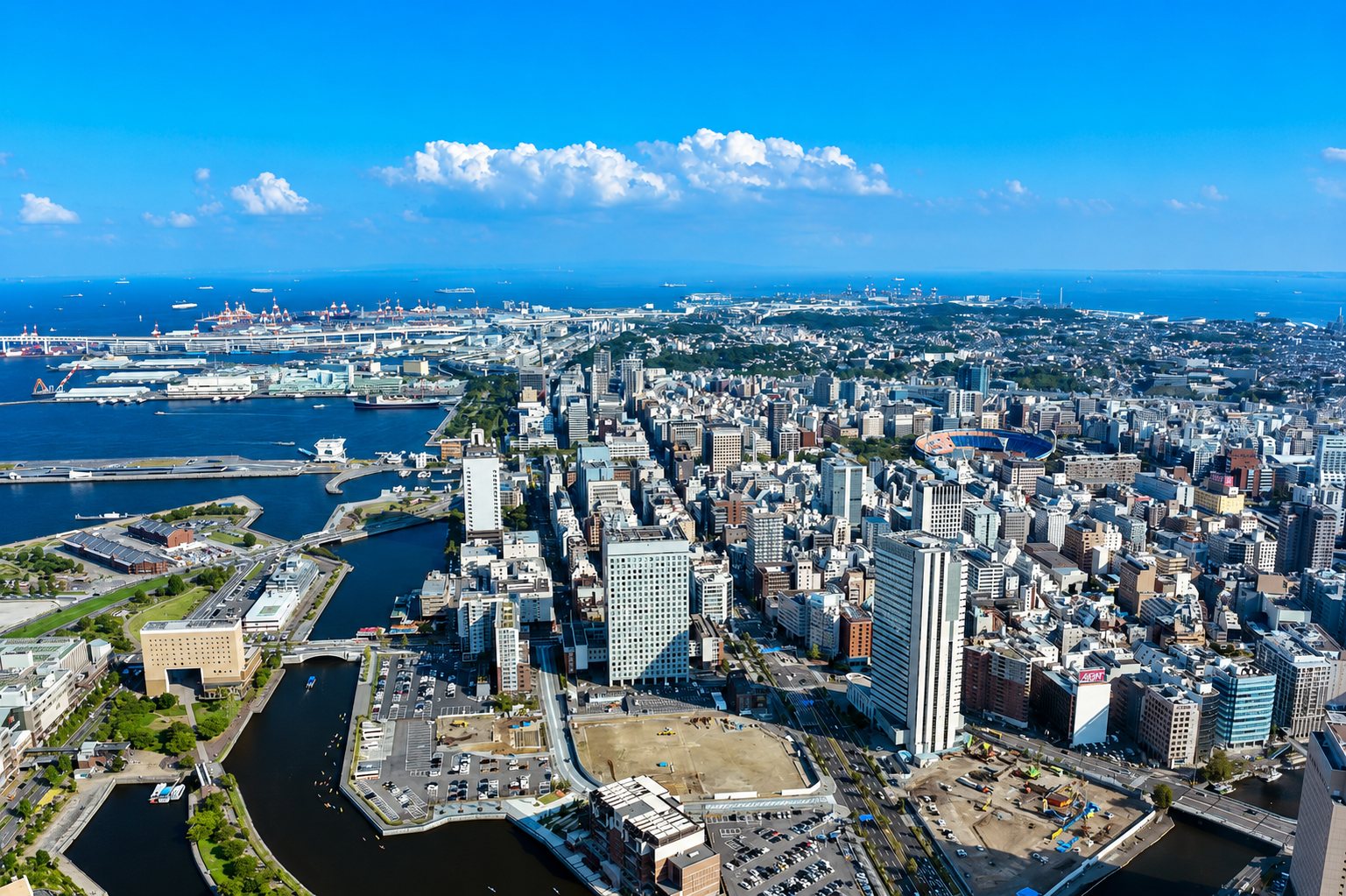 港へと続く開放的な日本大通りの街並みとフラワーコンテナ
